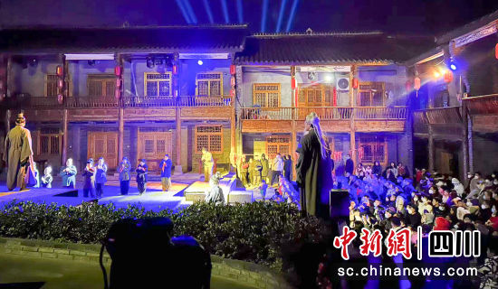 大型沉浸式互动体验剧《葭萌春秋》演出现场。昭化融媒 供图 大型沉浸式互动体验剧《葭萌春秋》演出现场。昭化融媒 供图