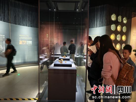 　　游客参观海昏侯──西汉刘贺墓出土的文物。 德阳日报社供图