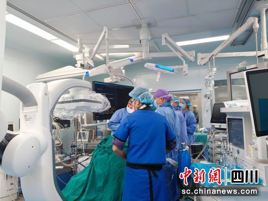 图为手术现场。成都市五医院 供图 图为手术现场。成都市五医院 供图