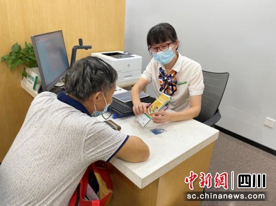 柜面人员为老年客户介绍保单权益。中国人寿寿险公司供图 柜面人员为老年客户介绍保单权益。中国人寿寿险公司供图