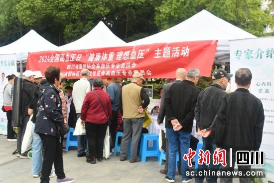 义诊活动现场。邓晓 摄 义诊活动现场。邓晓 摄