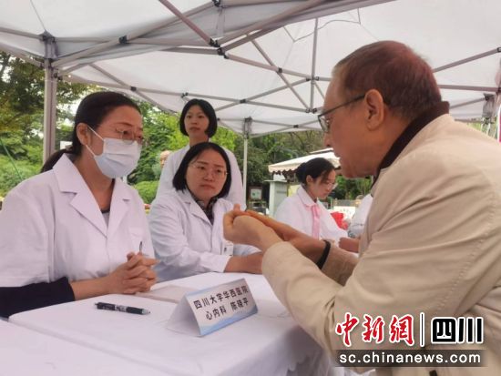义诊活动现场。邓晓 摄 义诊活动现场。邓晓 摄