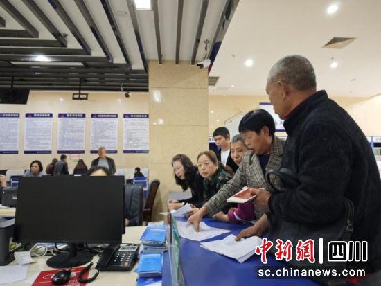 叙州区政务服务大厅不少市民正在办理业务。刘倩 摄 叙州区政务服务大厅不少市民正在办理业务。刘倩 摄