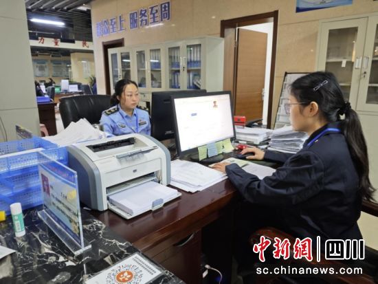 正在为群众办理业务的李兰兰(左)。刘倩 摄 正在为群众办理业务的李兰兰(左)。刘倩 摄