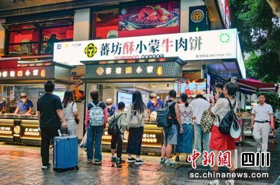 店门口有序排队。郑栋梁 摄 店门口有序排队。郑栋梁 摄