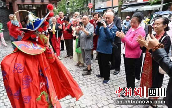 街头变脸表演。雨城文旅 供图 街头变脸表演。雨城文旅 供图