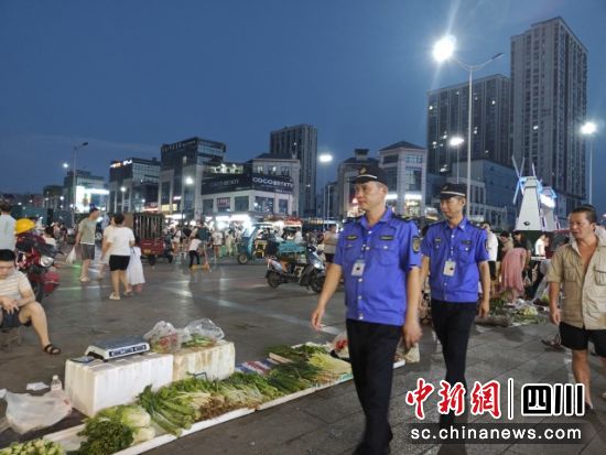 便民摊区规范有序。贡井融媒 供图 便民摊区规范有序。贡井融媒 供图