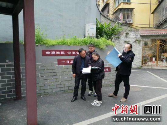 筠连县委第二巡察组深入小区实地核查清单内工程实施情况。 周国彬 摄 筠连县委第二巡察组深入小区实地核查清单内工程实施情况。 周国彬 摄