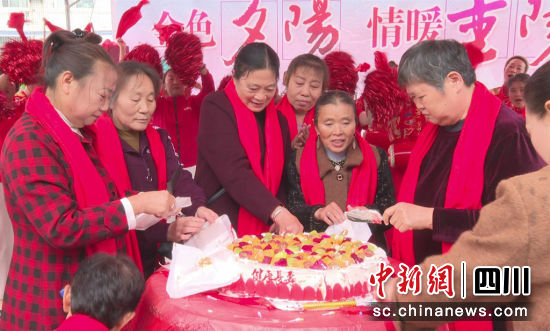 　　为老人举办集体“生日会”。长宁县融媒体中心供图