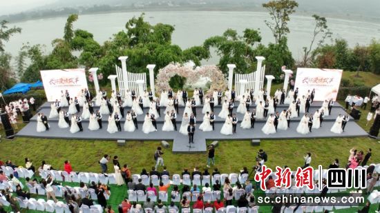 50对银发夫妻在宜宾南溪圆浪漫“婚纱梦”
