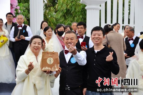 现场开心合影。陈忆 摄