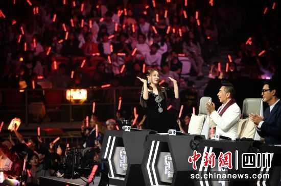 谷娅溦(左一)在《原创新声》中担任导师。王效 摄 谷娅溦(左一)在《原创新声》中担任导师。王效 摄