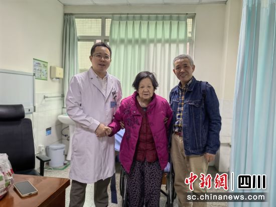 周志清复查后与她的手术主刀医生合影留念。 德阳市人民医院供图 周志清复查后与她的手术主刀医生合影留念。 德阳市人民医院供图