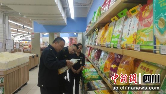 执法人员正在依法进行检查。夏波 摄 执法人员正在依法进行检查。夏波 摄