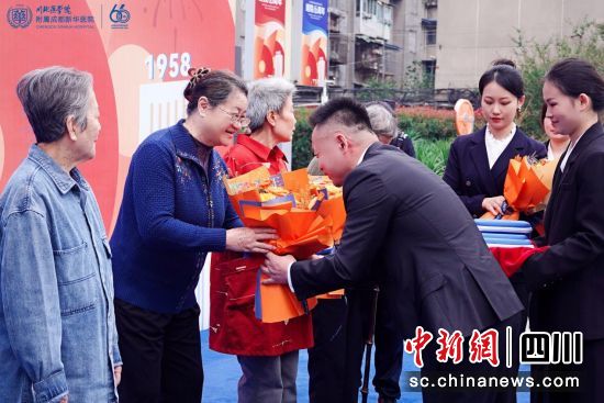 活动现场。成都新华医院供图 活动现场。成都新华医院供图