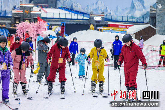 成都市第五届冰雪运动季系列活动13日启幕。成都市体育局供图 成都市第五届冰雪运动季系列活动13日启幕。成都市体育局供图