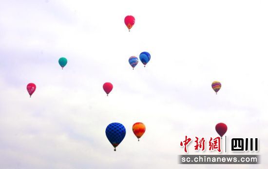 开幕式现场的热气球飞行表演。任海霞 摄 开幕式现场的热气球飞行表演。任海霞 摄