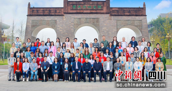研习班师生留影。四川海外联谊会供图 研习班师生留影。四川海外联谊会供图