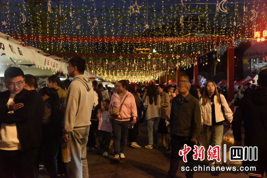 青川美食集市游客络绎不绝。青川融媒 供图 青川美食集市游客络绎不绝。青川融媒 供图