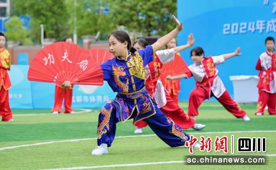 成都市第十三届中小学生武术集体比赛20日举行。 成都市体育局供图 成都市第十三届中小学生武术集体比赛20日举行。 成都市体育局供图