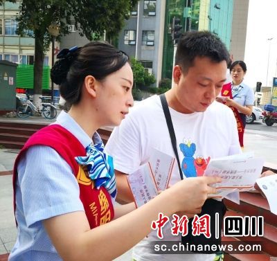 介绍金融产品。绵阳市商业银行供图 介绍金融产品。绵阳市商业银行供图