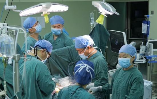 医生正在手术。陈杰 摄 医生正在手术。陈杰 摄