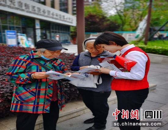 中信银行成都分行工作人员走进社区宣传。中信银行成都分行供图 中信银行成都分行工作人员走进社区宣传。中信银行成都分行供图