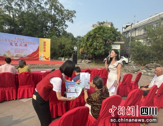 中信银行成都分行辖属双流支行深入社区宣传。中信银行成都分行 供图 中信银行成都分行辖属双流支行深入社区宣传。中信银行成都分行 供图