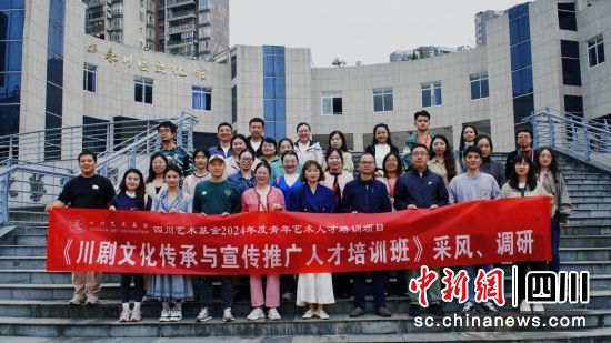 教师、学员合影。四川传媒学院供图 教师、学员合影。四川传媒学院供图