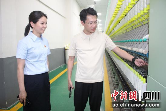邮储银行达州市大竹县支行相关负责人在四川亚缇纺织科技有限公司现场了解情况。邮储银行达州市大竹县支行供图 邮储银行达州市大竹县支行相关负责人在四川亚缇纺织科技有限公司现场了解情况。邮储银行达州市大竹县支行供图