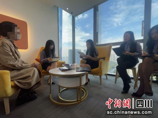 模拟“生育保”签约流程现场。杨予頔摄 模拟“生育保”签约流程现场。杨予頔摄