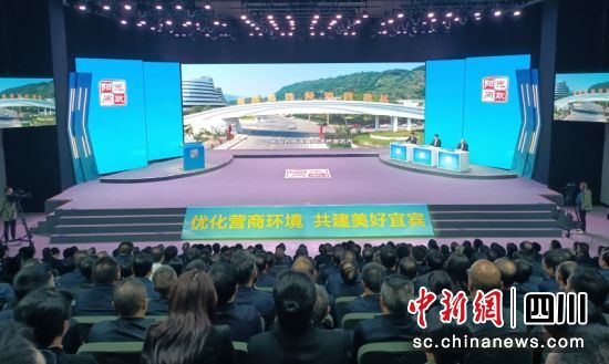 “阳光问政”融媒体直播节目通过多环节内容,推动问题整改落实。陈忆 摄 “阳光问政”融媒体直播节目通过多环节内容,推动问题整改落实。陈忆 摄