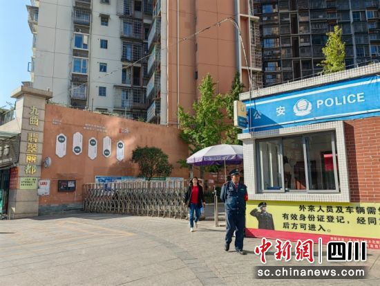 翡翠丽都小区门头。徐启梦 摄 翡翠丽都小区门头。徐启梦 摄