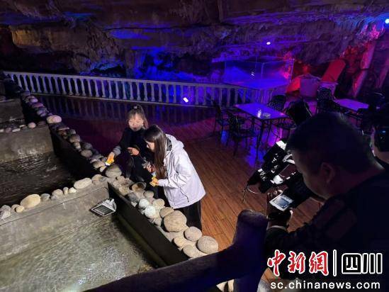 正在现场观看。王旭东 摄 正在现场观看。王旭东 摄