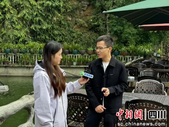 正在接受采访。王旭东 摄 正在接受采访。王旭东 摄