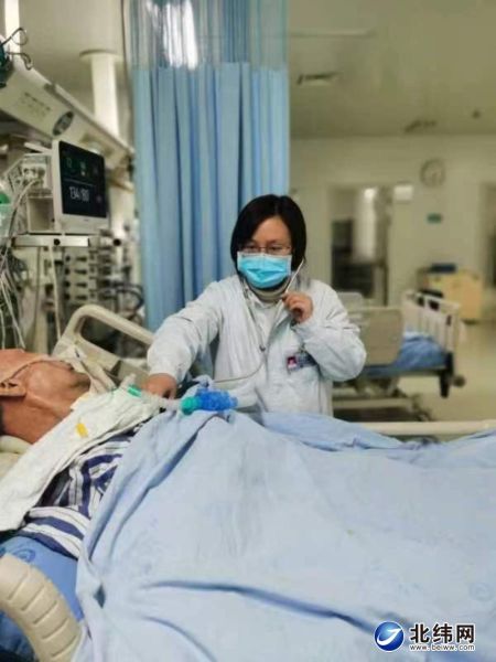 杨敏为病人检查身体 杨敏为病人检查身体