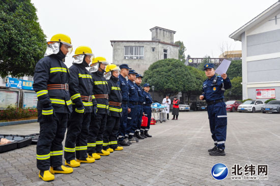张军(右)组织队员到学校开展安全宣传公益活动 张军(右)组织队员到学校开展安全宣传公益活动