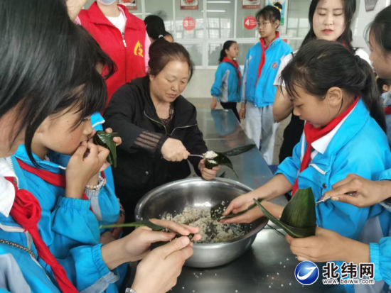 学生学习包粽子 学生学习包粽子