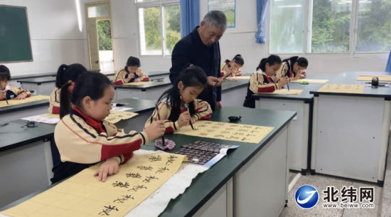 学校开设书法课,弘扬中华传统文化 学校开设书法课,弘扬中华传统文化