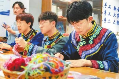 绵阳市绵YOUNG青年夜校非遗传承体验课现场。图片均由团省委提供 绵阳市绵YOUNG青年夜校非遗传承体验课现场。图片均由团省委提供