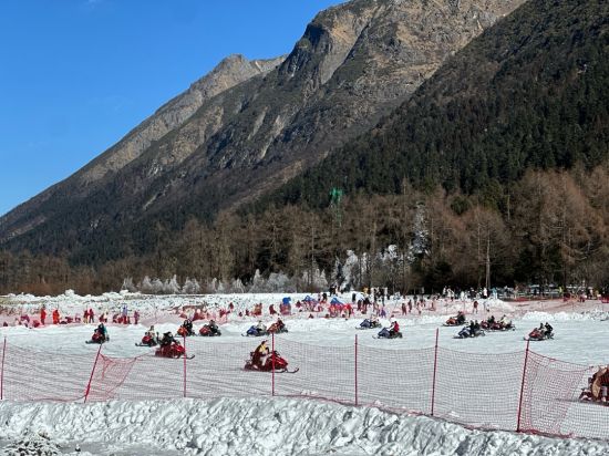 毕棚沟戏雪区玩法多。(受访者供图) 毕棚沟戏雪区玩法多。(受访者供图)
