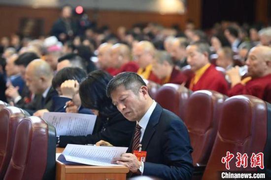 四川省政协委员、四川省学校文化建设研究会会长高善峰在四川省政协十三届三次会议上。 姜寒冬 摄 四川省政协委员、四川省学校文化建设研究会会长高善峰在四川省政协十三届三次会议上。 姜寒冬 摄