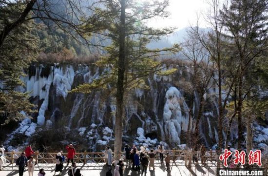 1月17日,游客在四川省阿坝州九寨沟景区诺日朗瀑布参观。安源 摄 1月17日,游客在四川省阿坝州九寨沟景区诺日朗瀑布参观。安源 摄