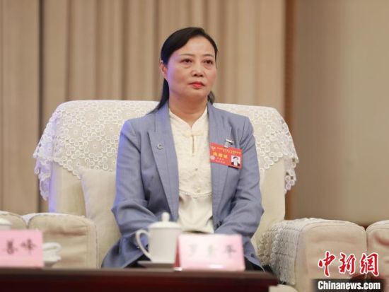 图为四川省政协常委、九三学社泸州市委会主委罗素平。金冠池 摄 图为四川省政协常委、九三学社泸州市委会主委罗素平。金冠池 摄