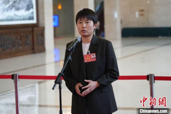 赵海伶在四川省第十四届人民代表大会第四次会议第二场代表通道上答记者问。 李平 摄 赵海伶在四川省第十四届人民代表大会第四次会议第二场代表通道上答记者问。 李平 摄