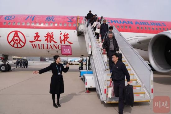 出席十四届全国人大三次会议的四川代表团抵京 出席十四届全国人大三次会议的四川代表团抵京
