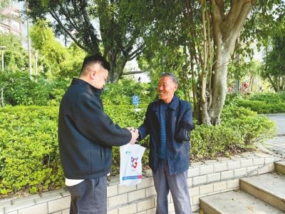 市民张先生给魏绍红(右)送来新手机。 市民张先生给魏绍红(右)送来新手机。