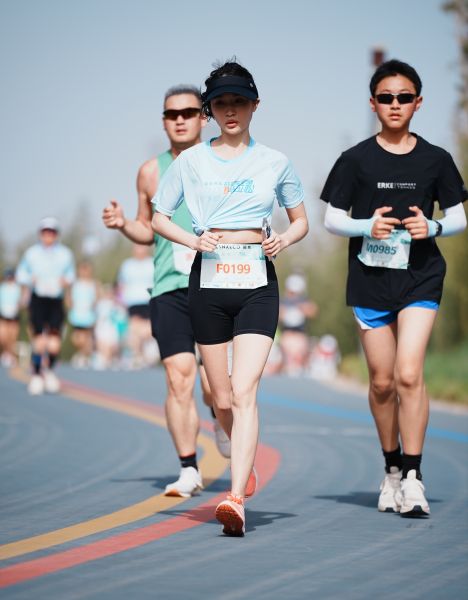 4月13日,2025第三届东安湖半程马拉松举行。 4月13日,2025第三届东安湖半程马拉松举行。