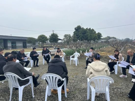图为:清流镇人大组织区、镇两级人大代表走访调研辖区农业合作社 图为:清流镇人大组织区、镇两级人大代表走访调研辖区农业合作社