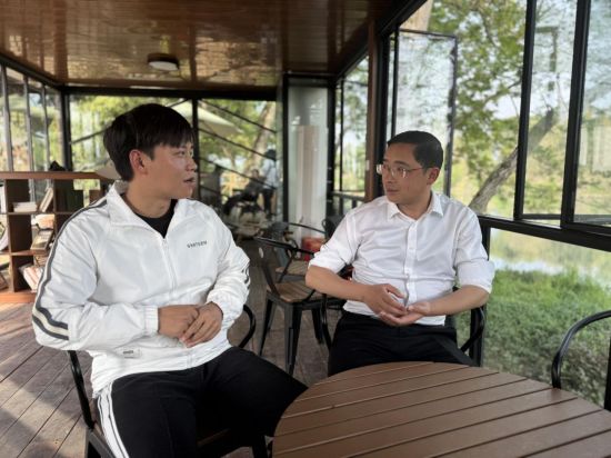 图为:新都区人大代表、清流镇党委书记李建(右)与新媒体工作者林志鹏(左)交流。 图为:新都区人大代表、清流镇党委书记李建(右)与新媒体工作者林志鹏(左)交流。